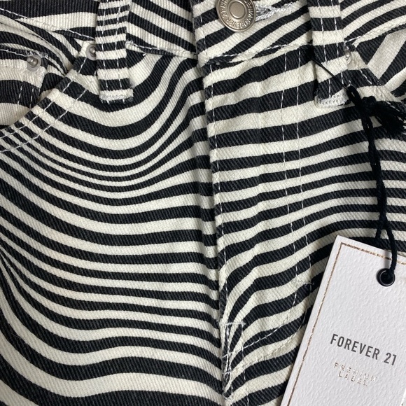 ⭐️NEW FOREVER 21 Premium Black and White Illusion Straight Leg Jeans - Picture 3 of 6